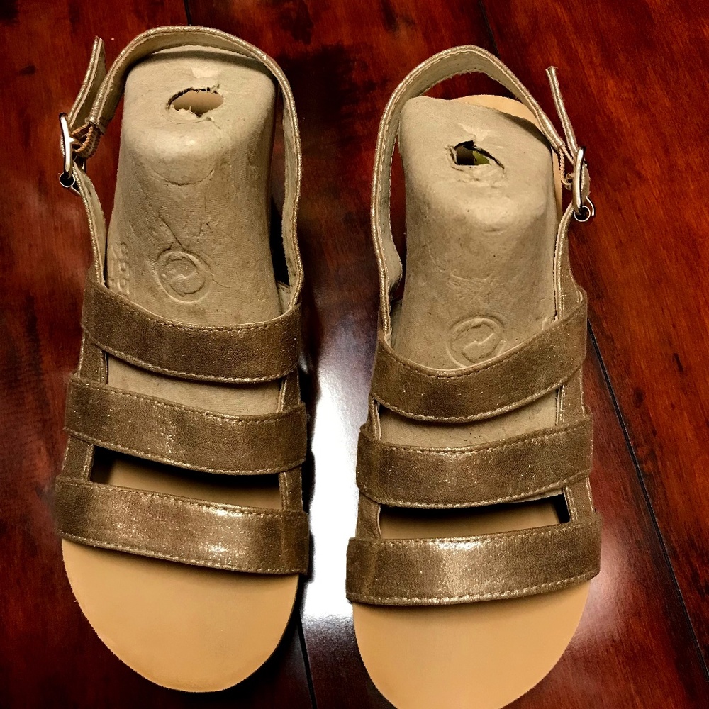Girls Volatile Gold/ tan sandals SZ 4